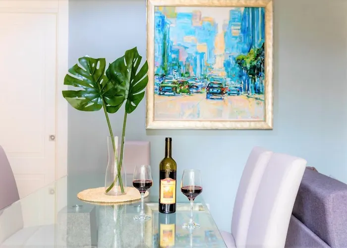 Hostly - Art & Color Rome Midtown - 3Br 2Ba